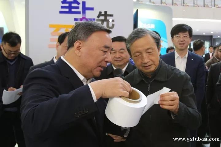 马凯副总理走近央企创新成就展点赞中国建材