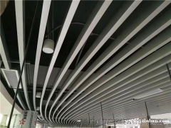 青岛弧形铝方通波浪形铝方通木纹天花展厅展示厅 白色铝方通吊顶