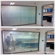 智能玻璃-欧毅接电雾化玻璃办公隔断会议投影